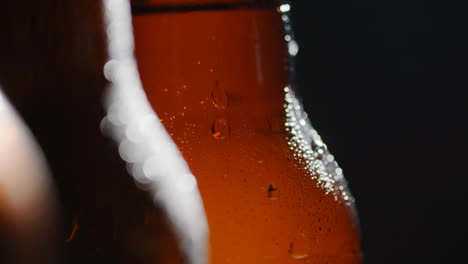 Primer-Plano-De-Gotas-De-Condensación-En-Botellas-De-Cerveza-Fría-O-Refrescos-1